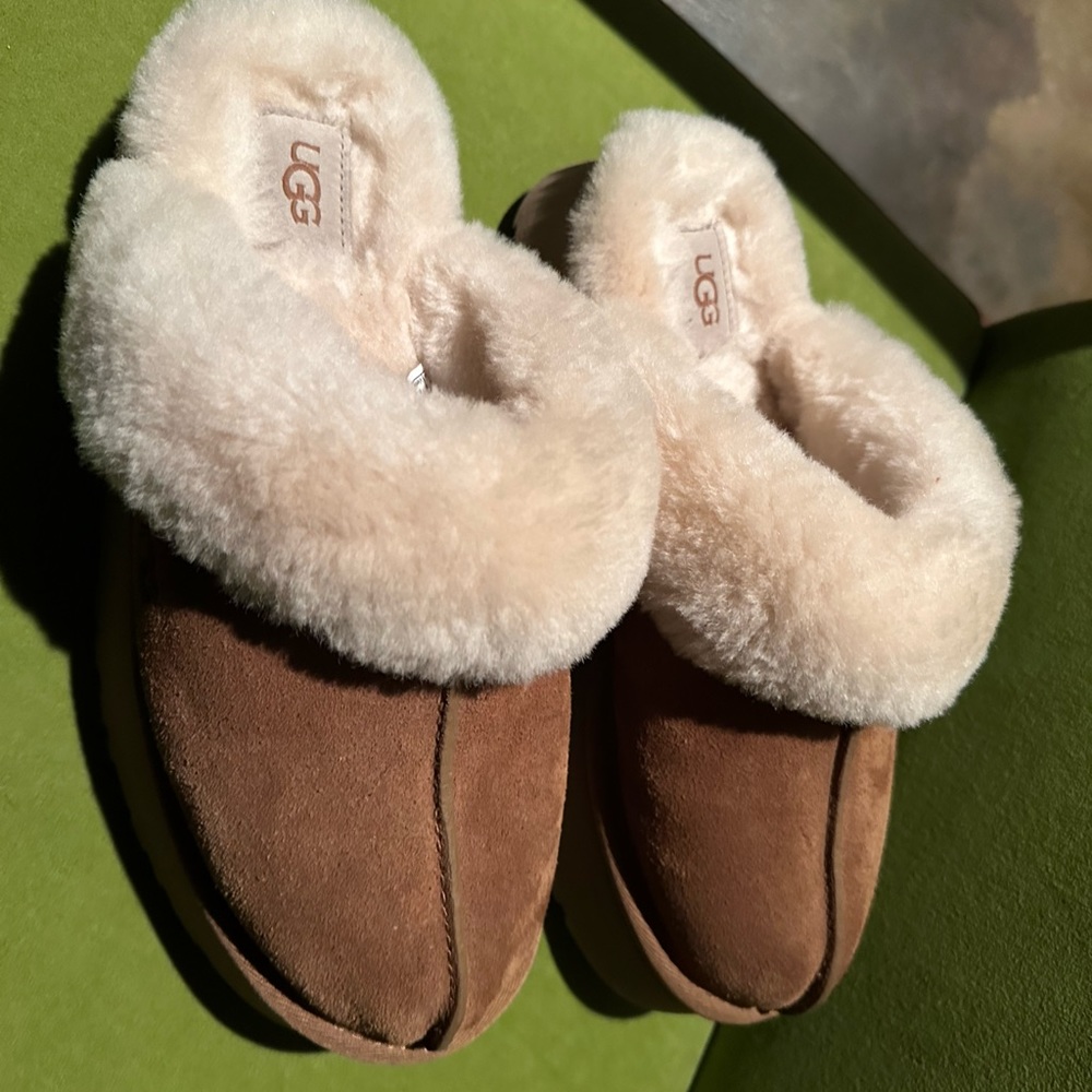 UGG Disquette Slippers Size 9